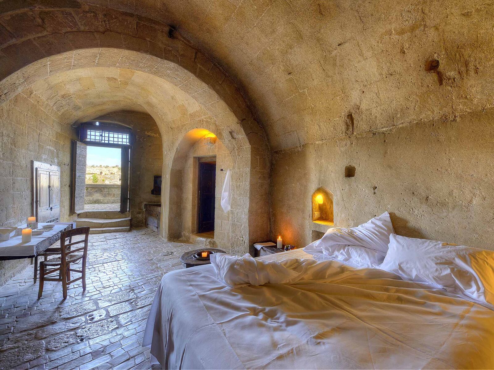 Chambre nichée dans les caves conservées de Matera en Italie, destination de l'agence de voyage Continents Insolites