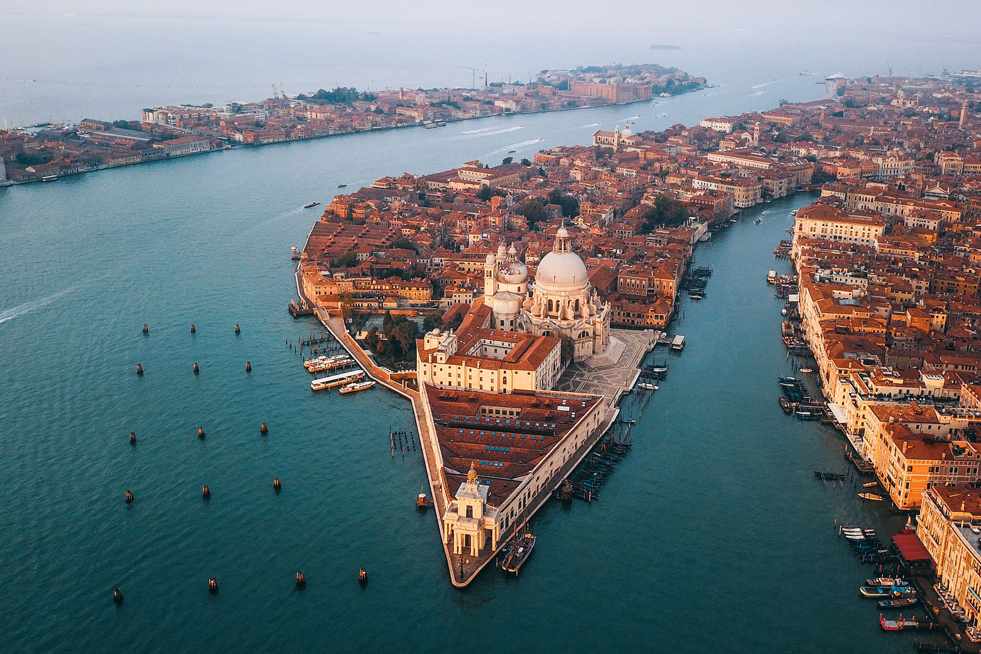 Vue aérienne du Grand Canal de Venise au lever du soleil