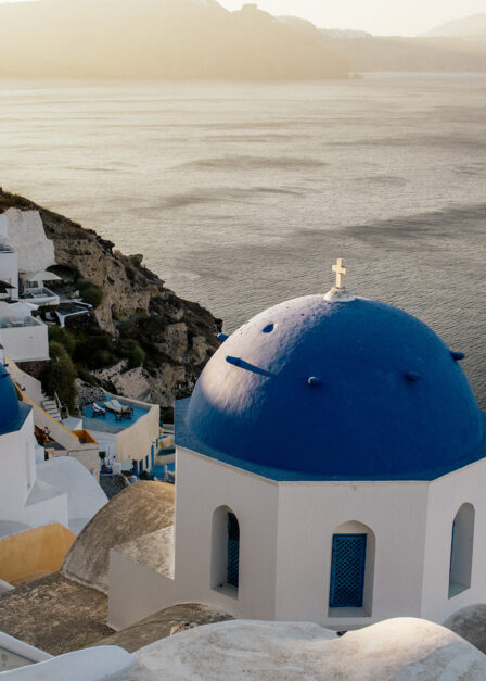 Eglise avec un dôme bleu à Santorin en Grèce