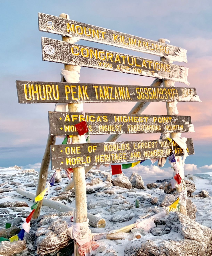 Sommet Uhuru, le toit de l’Afrique. Point culminant du Kilimandjaro à 5 895 mètres d’altitude, c’est aussi la plus haute montagne du continent africain.