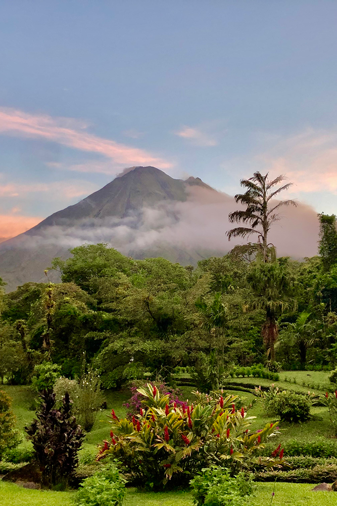 jour8-volcan-arenal-costa-rica-continents-insolites-istock