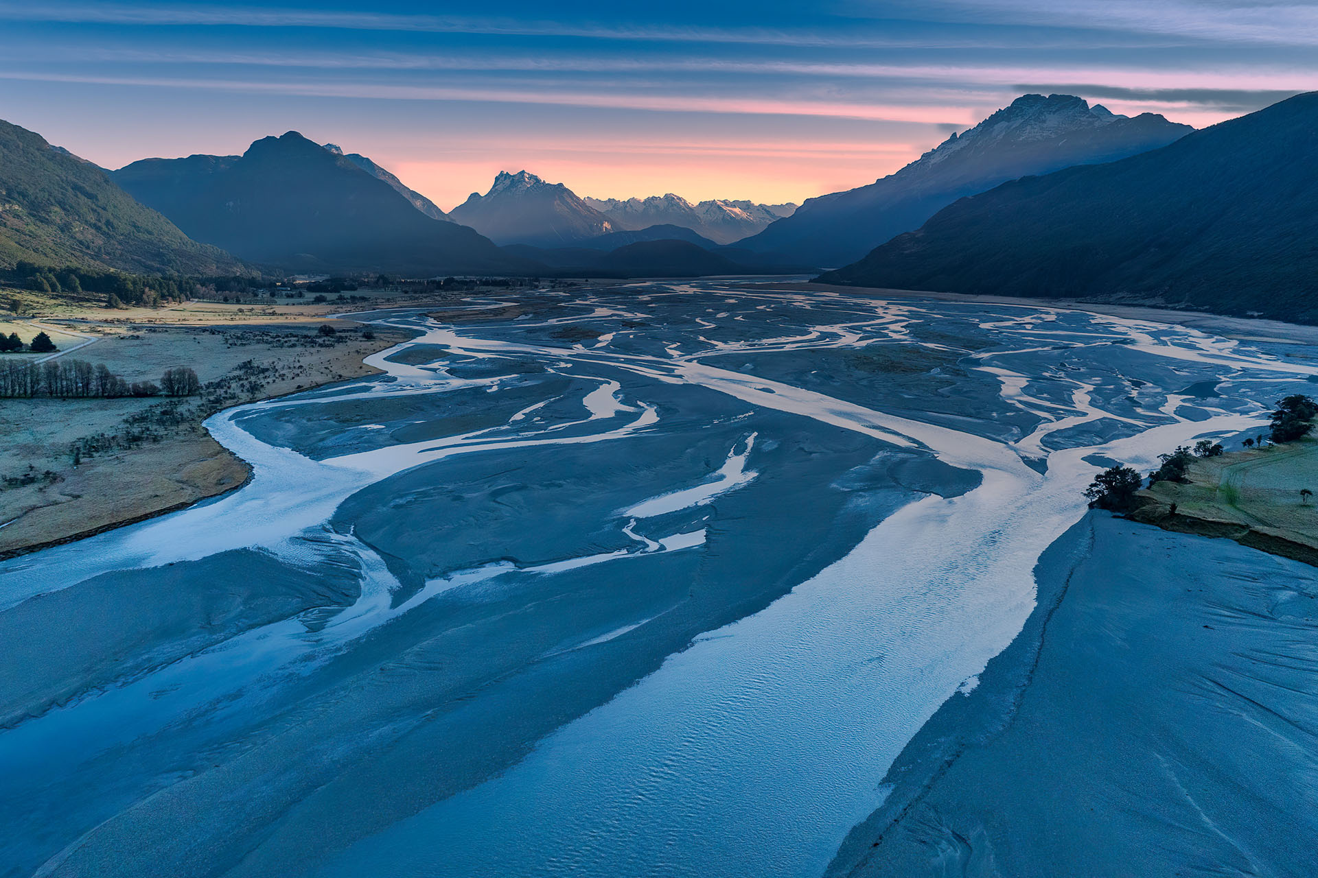 La Nouvelle-Zélande vu du ciel, rivière Dart qui se jette dans le lac Wakatipu