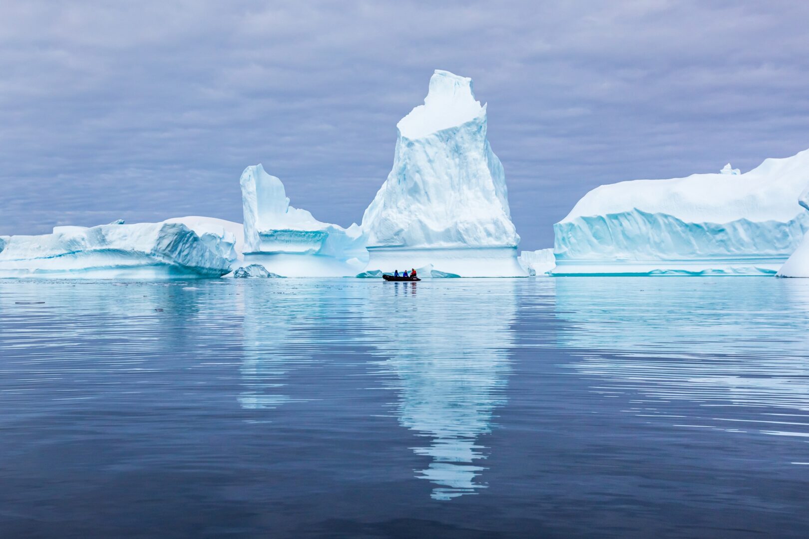 Voir les icebergs depuis un zodiac