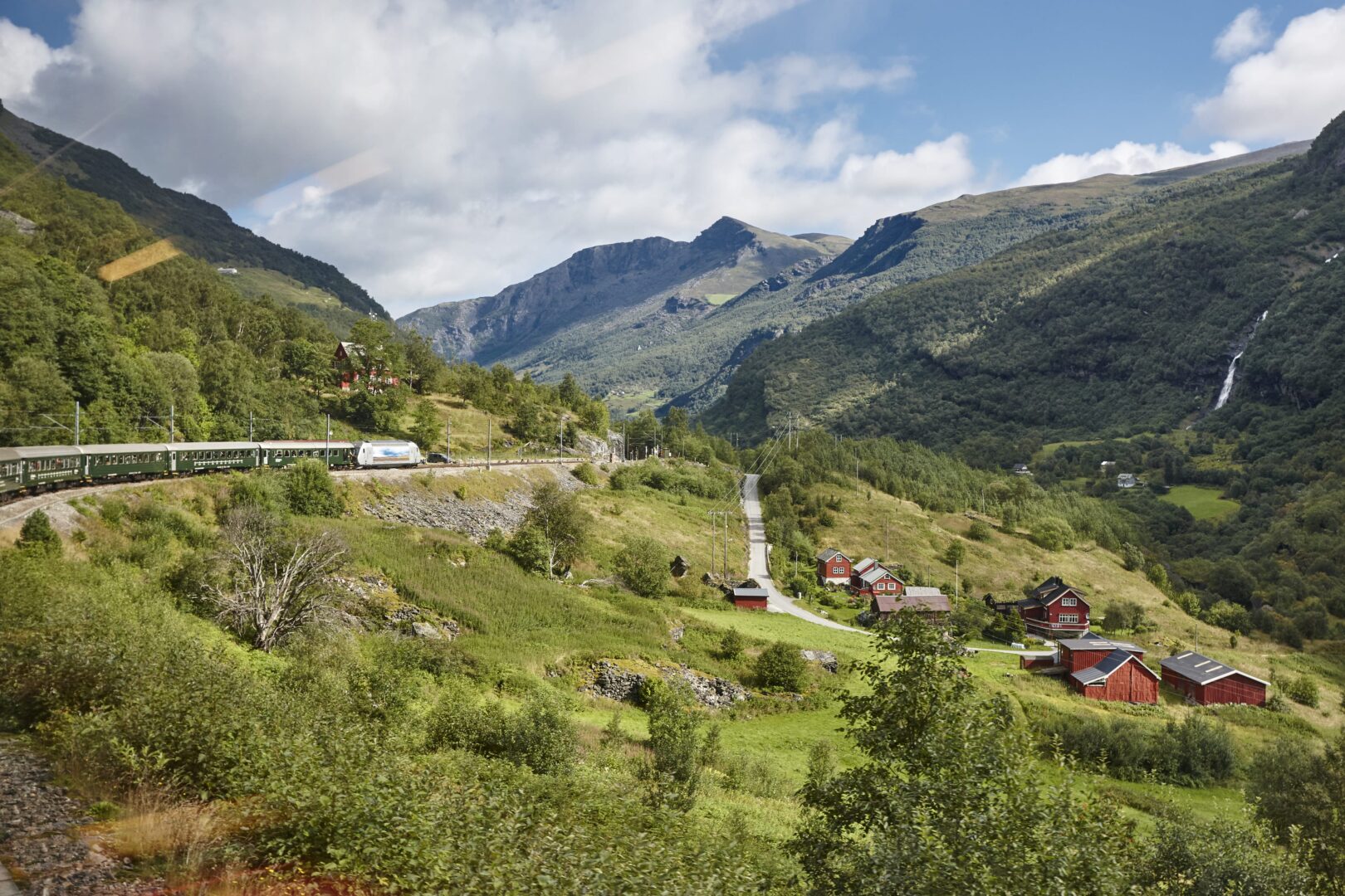 Train et vélo sur les pentes des fjords