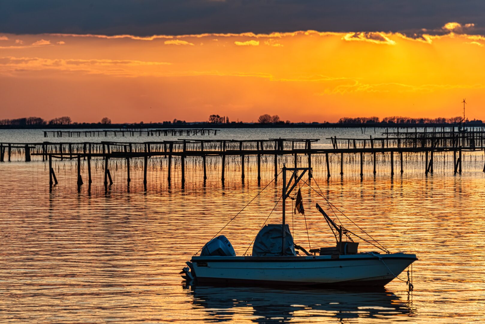 Sortie en bateau de pêche au coucher du soleil