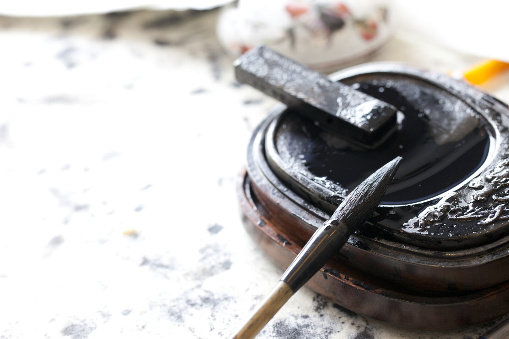 Cours de calligraphie dans une maison de thé
