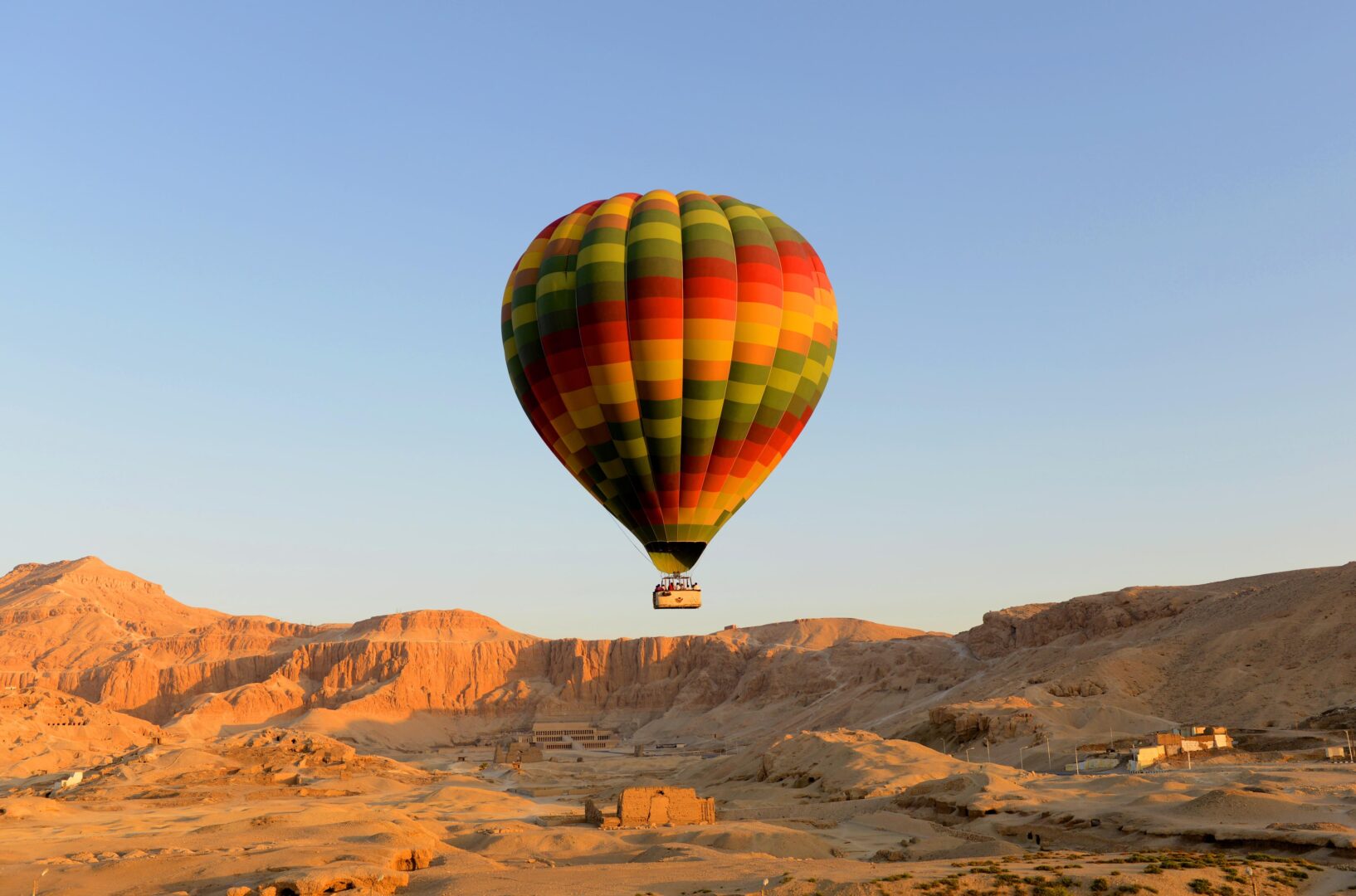 Survol de la vallée des Rois en montgolfière