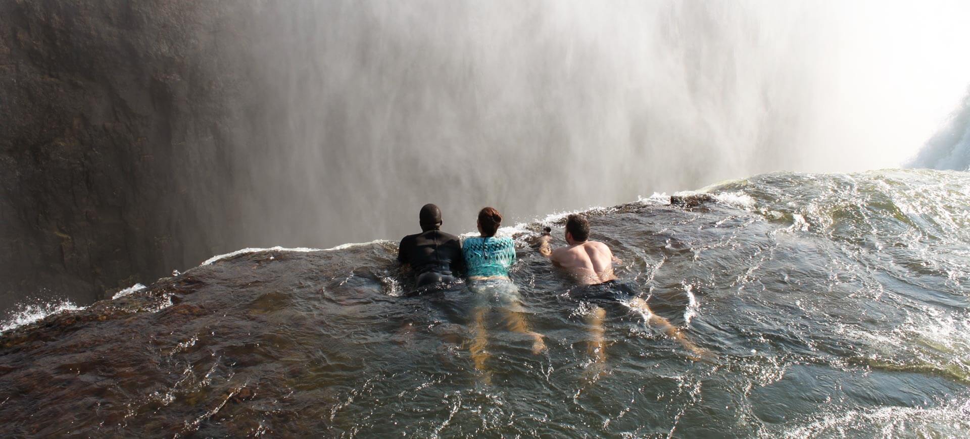 Baignade dans la ‘piscine du diable’