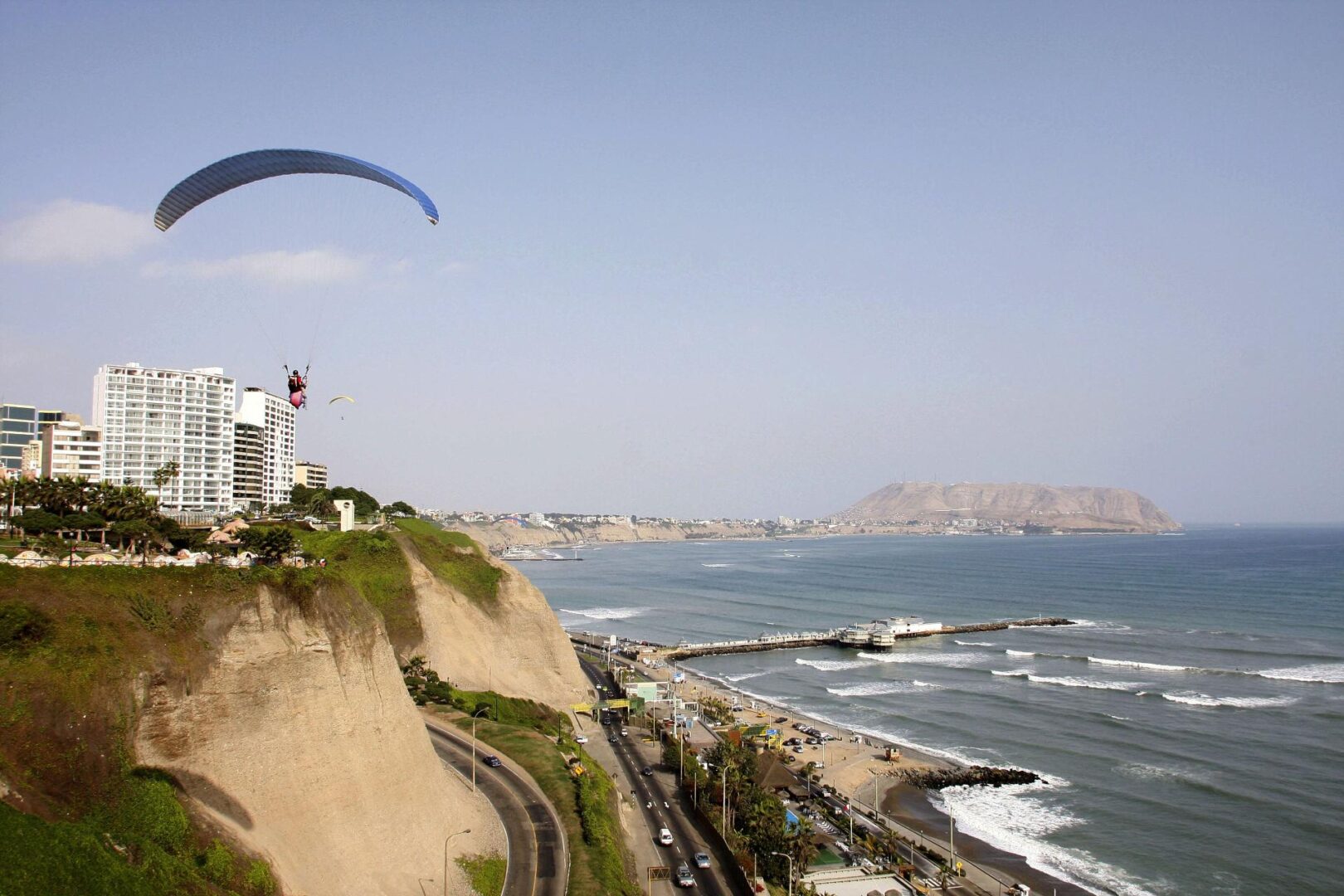 Parapente dans la baie de Lima