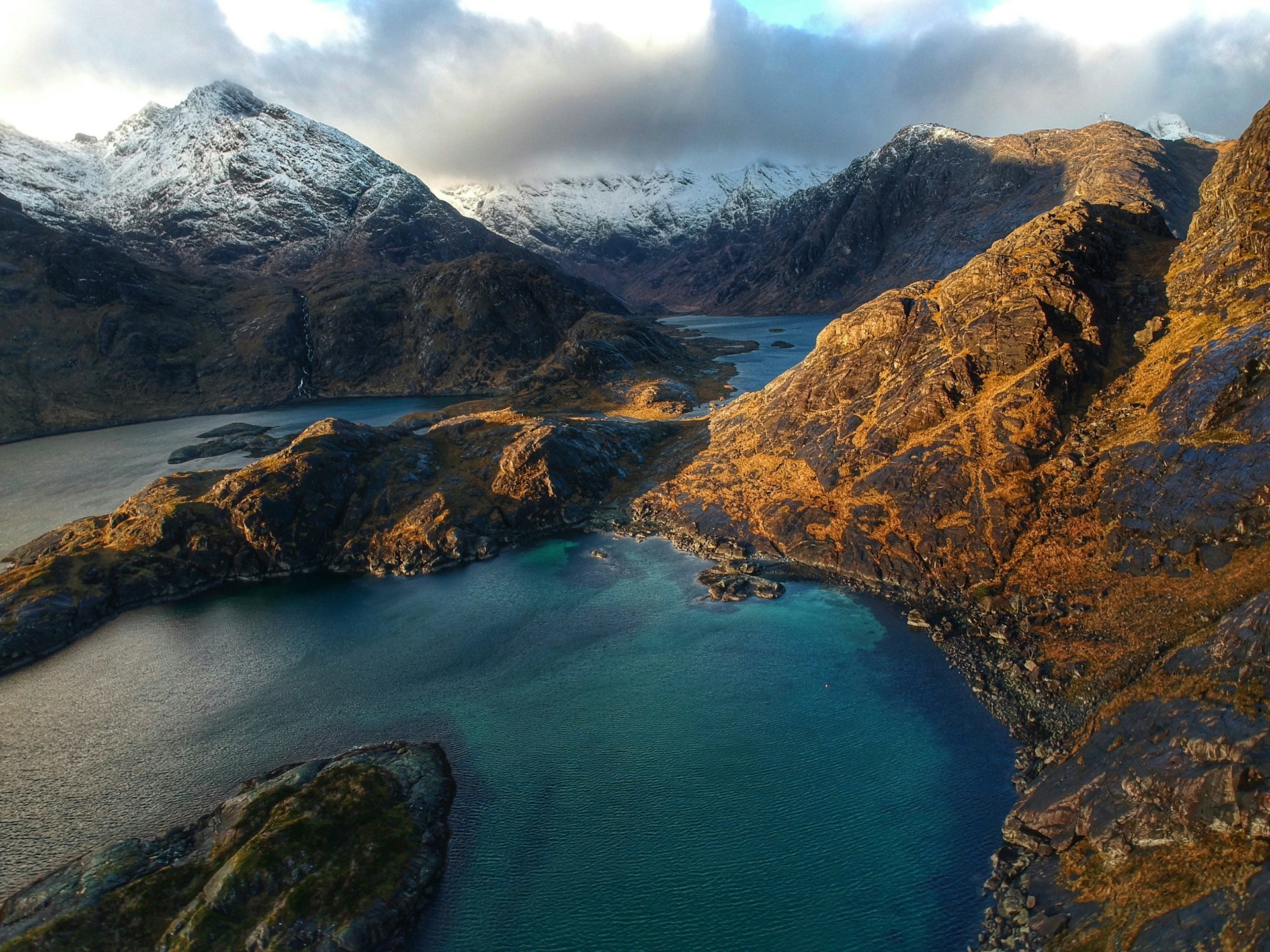 Un loch caché dans les montagnes noires de Cuillin en Ecosse
