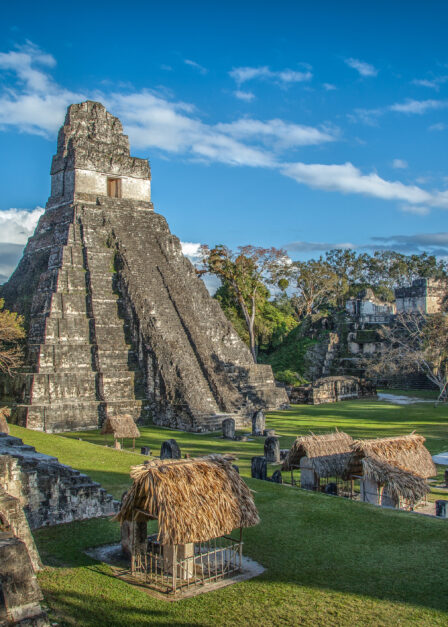 La pyramide maya de Tikal se trouve au Guatemala, au cœur de la jungle du pétén, dans l’un des sites archéologiques les plus emblématiques de la civilisation maya.