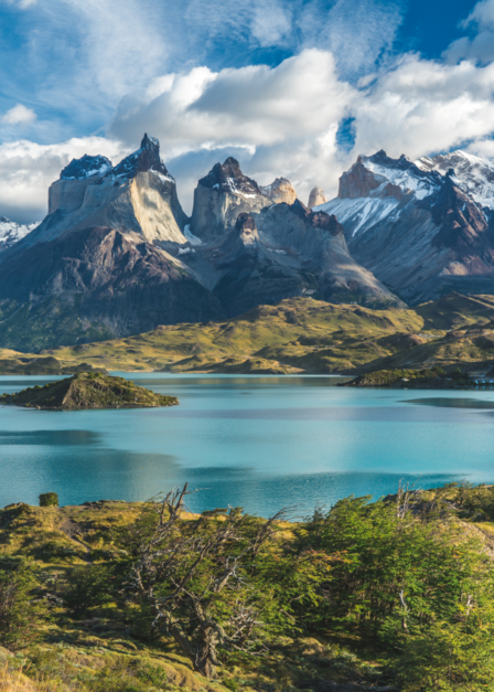 Lac bleu sur fond de montagnes enneigées et ciel nuageux Torres del paine