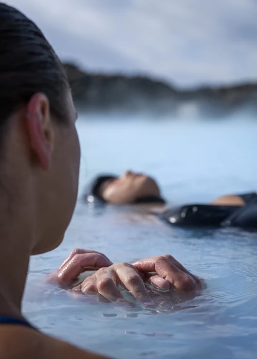 Détente dans au Blue Lagoon en Islande avec Continents Insolites