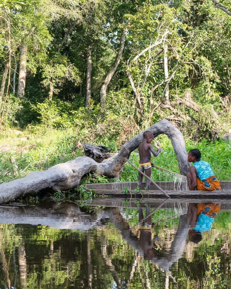 Villageois en pirogue dans la jungle au Congo lors d'une croisière Ducret Expeditions avec Continents Insolites