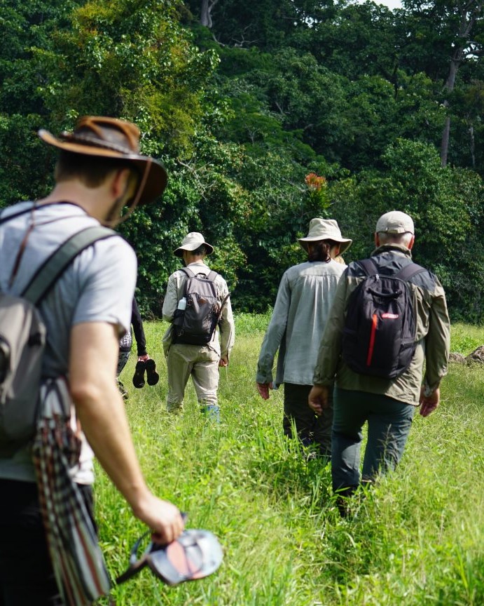 Marche dans la jungle au Congo lors d'une croisière Ducret Expeditions avec Continents Insolites
