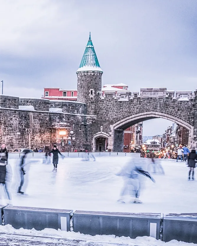 continentsinso-6918be8a33b77-jour3-patinoire-quebec-canada-est-continents-insolites-istock