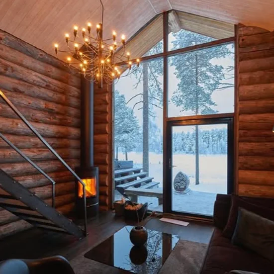 Vue du chalet au Artic Retreat lors d'un voyage sur mesure en Laponie suédoise avec Continents Insolites