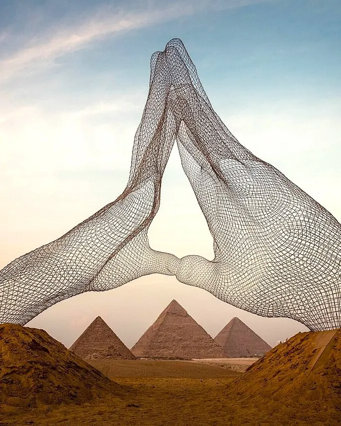Oeuvre contemporaine devant les pyramides de Gizeh en Egypte lors du festival forever is now