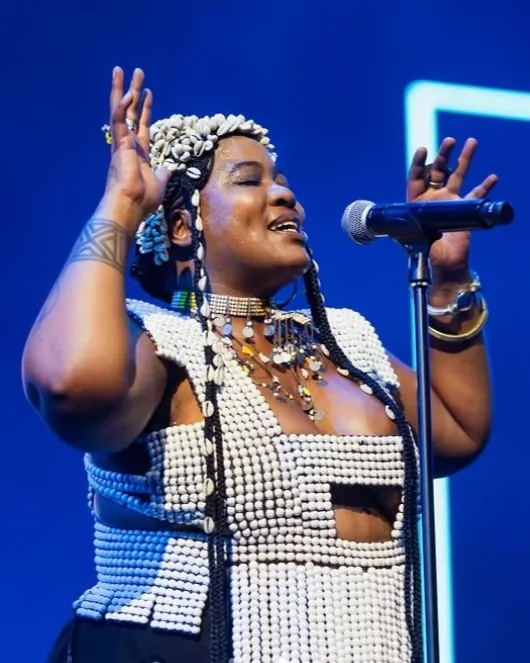 Gros plan sur une chanteuse au Festival de Jazz de Cape Town en Afrique du Sud