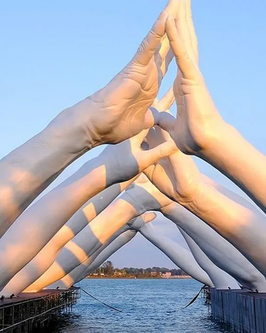 Installation art contemporain sur la lagune à la Biennale de Venise en Italie