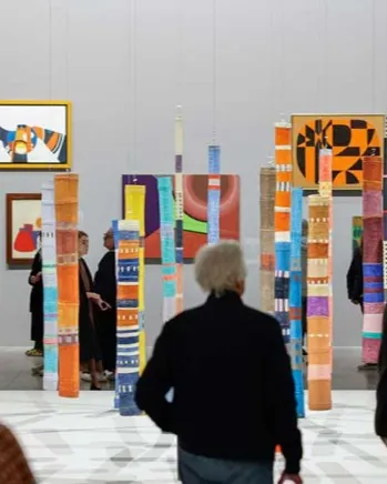 Visiteurs dans un musée à la Biennale de Venise en Italie