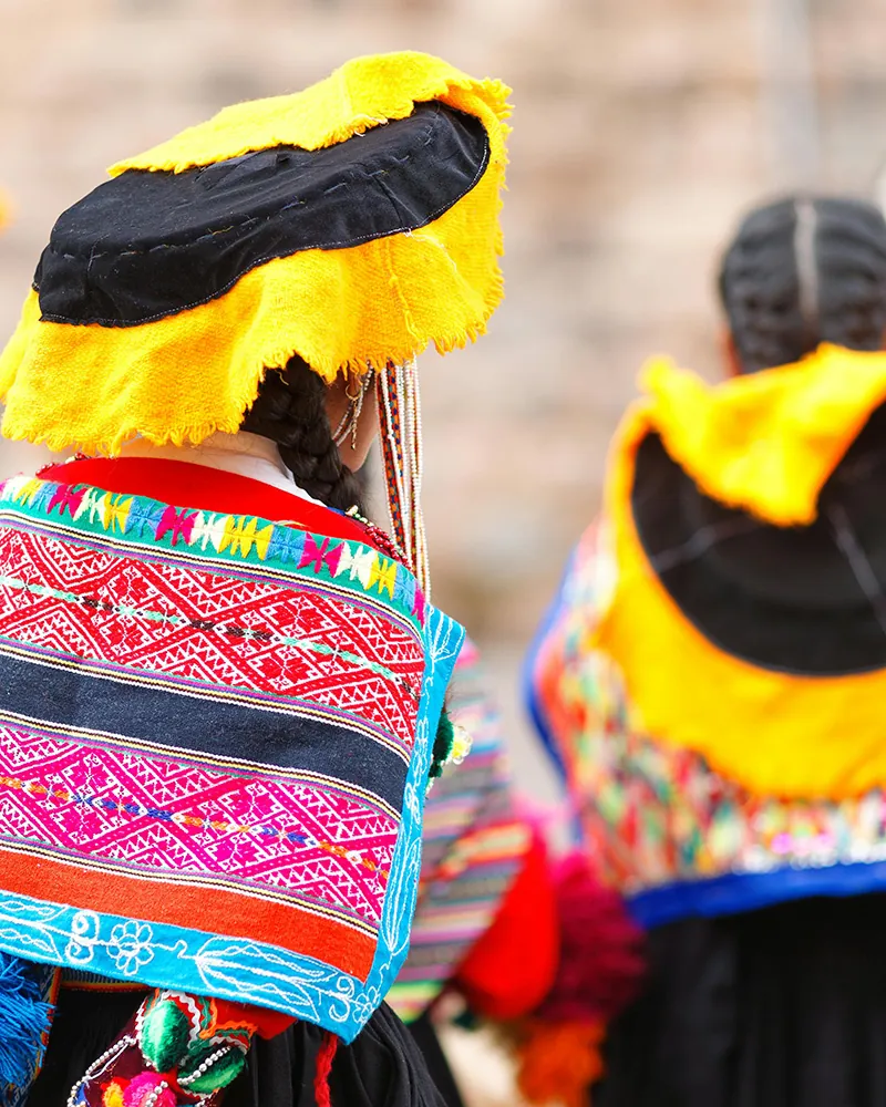 Femme de dos au festival Inti Raymi au Pérou