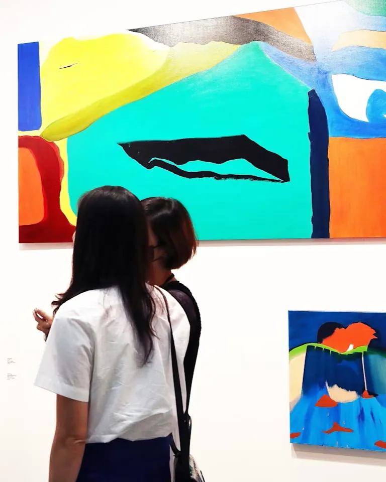 Femmes devant des oeuvres de peinture à Frieze Séoul
