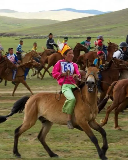 Course de chevaux au Naadam Festival de Mongolie