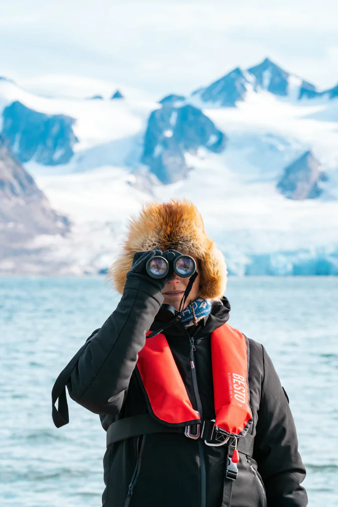 Navire d’expédition Captain Arctic naviguant dans la banquise au Spitzberg dans l’archipel du Svalbard