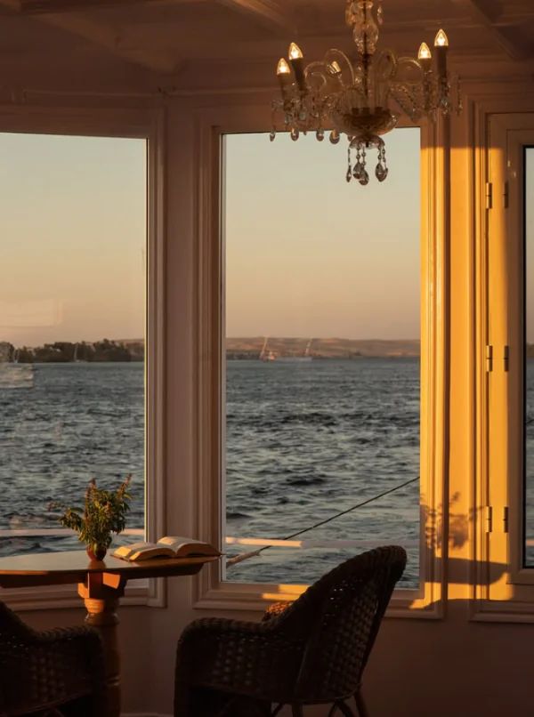 Dahabieh traditionnelle naviguant sur le Nil entre Esna et Assouan en Égypte