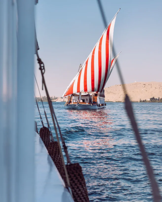 Dahabieh traditionnelle naviguant sur le Nil entre Esna et Assouan en Égypte