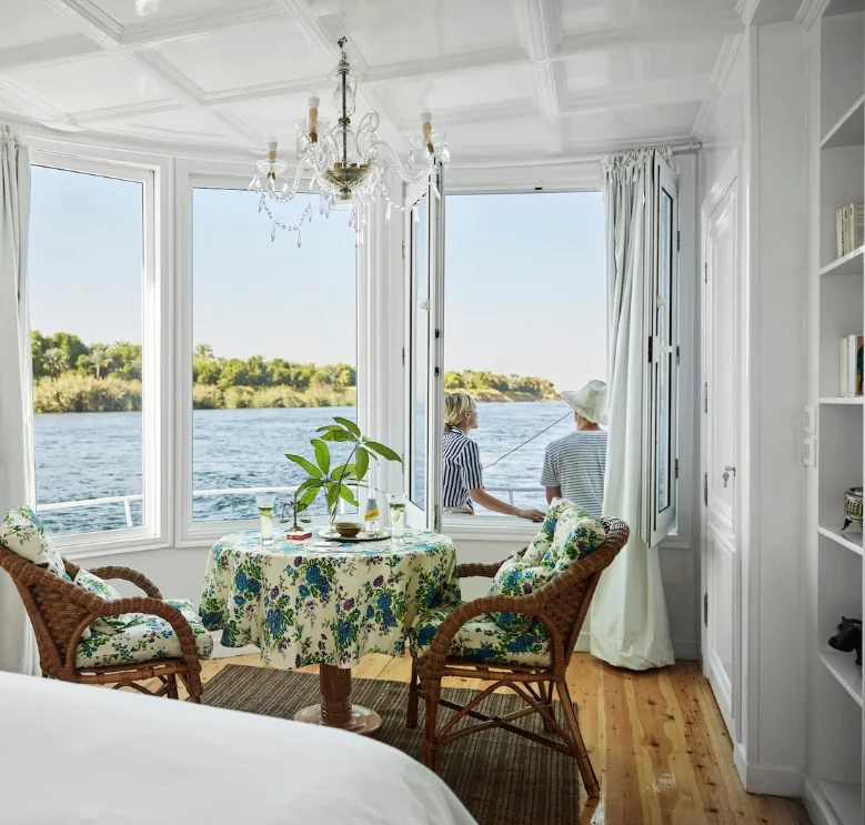 Dahabieh traditionnelle naviguant sur le Nil entre Esna et Assouan en Égypte