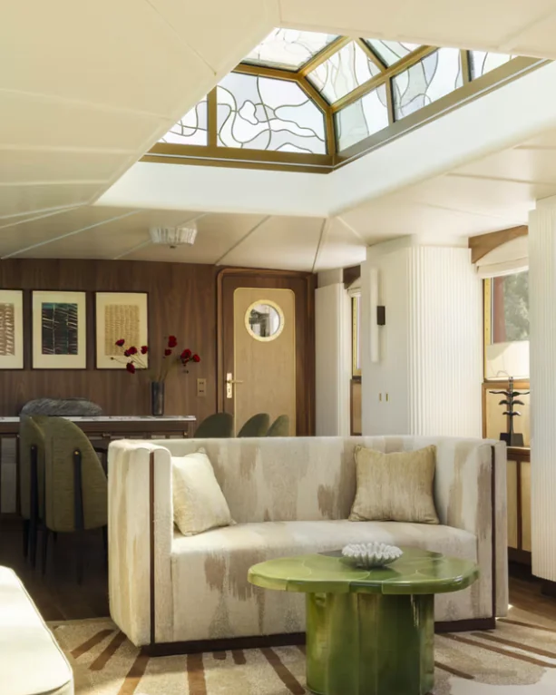 Péniche Belmond naviguant sur les canaux de Bourgogne entre Dijon et Lyon au cœur des vignobles