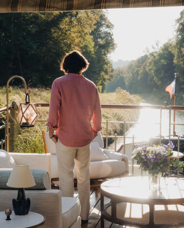 Navigation en péniche Belmond au cœur de la Bourgogne, entre canaux, vignobles et villages, de Dijon à Lyon.