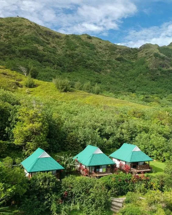Vue des bungalows de la pension à Raivavae dans les iles australes en polynésie