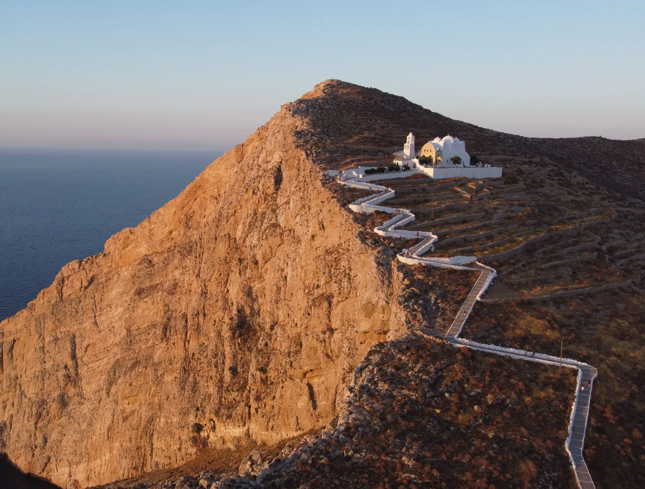 Folégandros : vue spectaculaire sur la mer Égée et les paysages sauvages des Cyclades depuis les hauteurs de l'île grecque.Folégandros : vue spectaculaire sur la mer Égée et les paysages sauvages des Cyclades depuis les hauteurs de l'île grecque.
